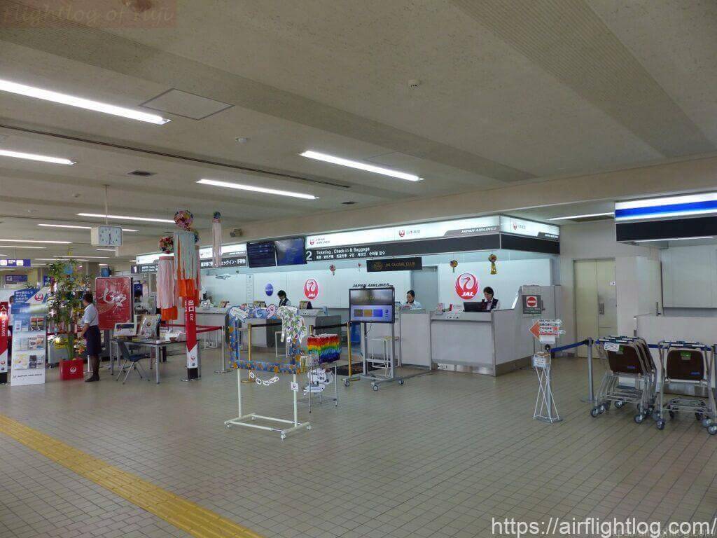 小松空港JALチェックインカウンター