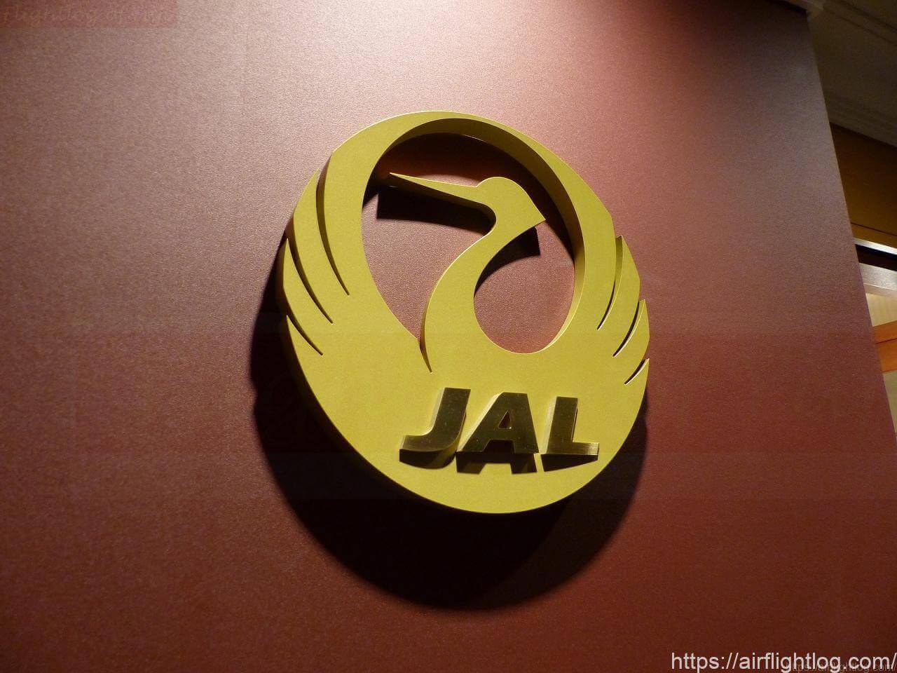 グランドニッコー東京 JALコラボレーションスイートルーム「JAL FLIGHT & RED SUITE」 ベッドサイドエンブレム