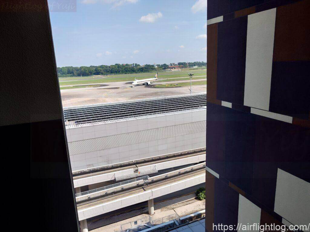クラウンプラザチャンギエアポート ホテルから見る空港