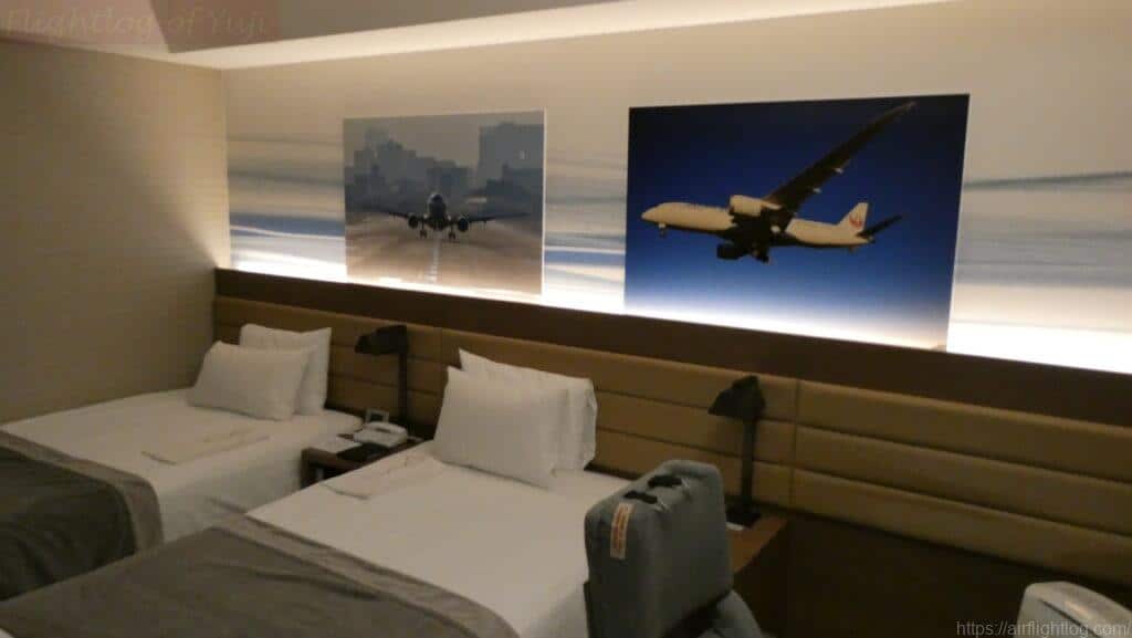 羽田エクセルホテル東急「JAL Cockpit ROOM」ベッドサイド