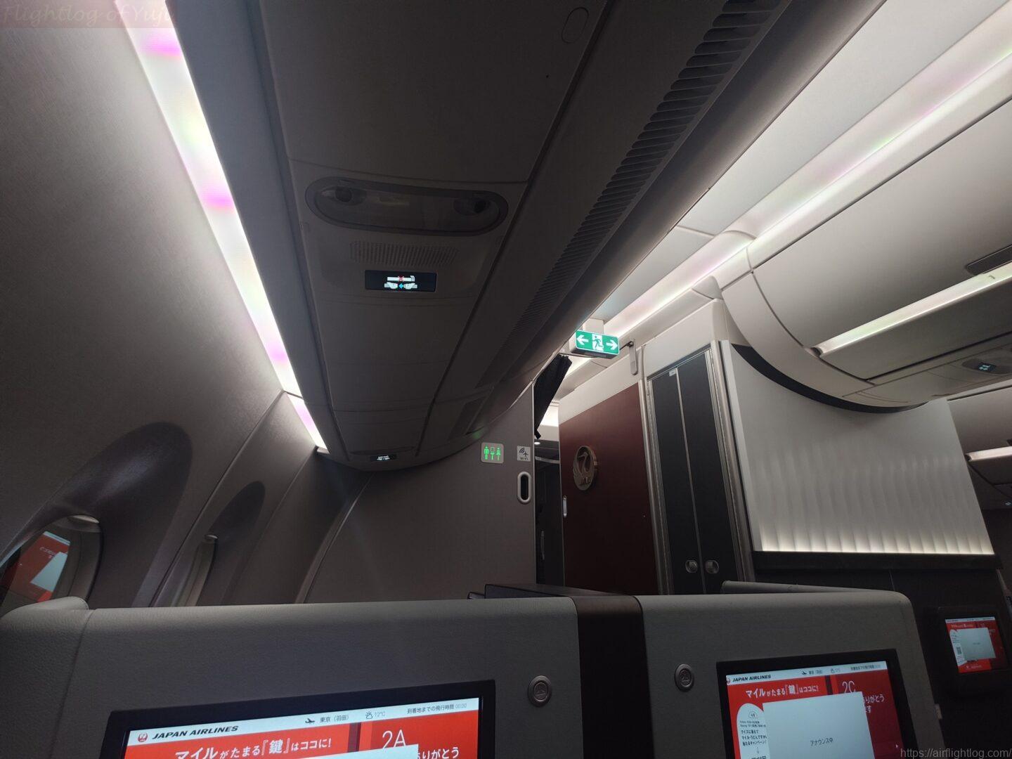 JAL国内線ファースト改定後の新千歳→羽田|空気は急ぐ最終便帯の上質なサービス