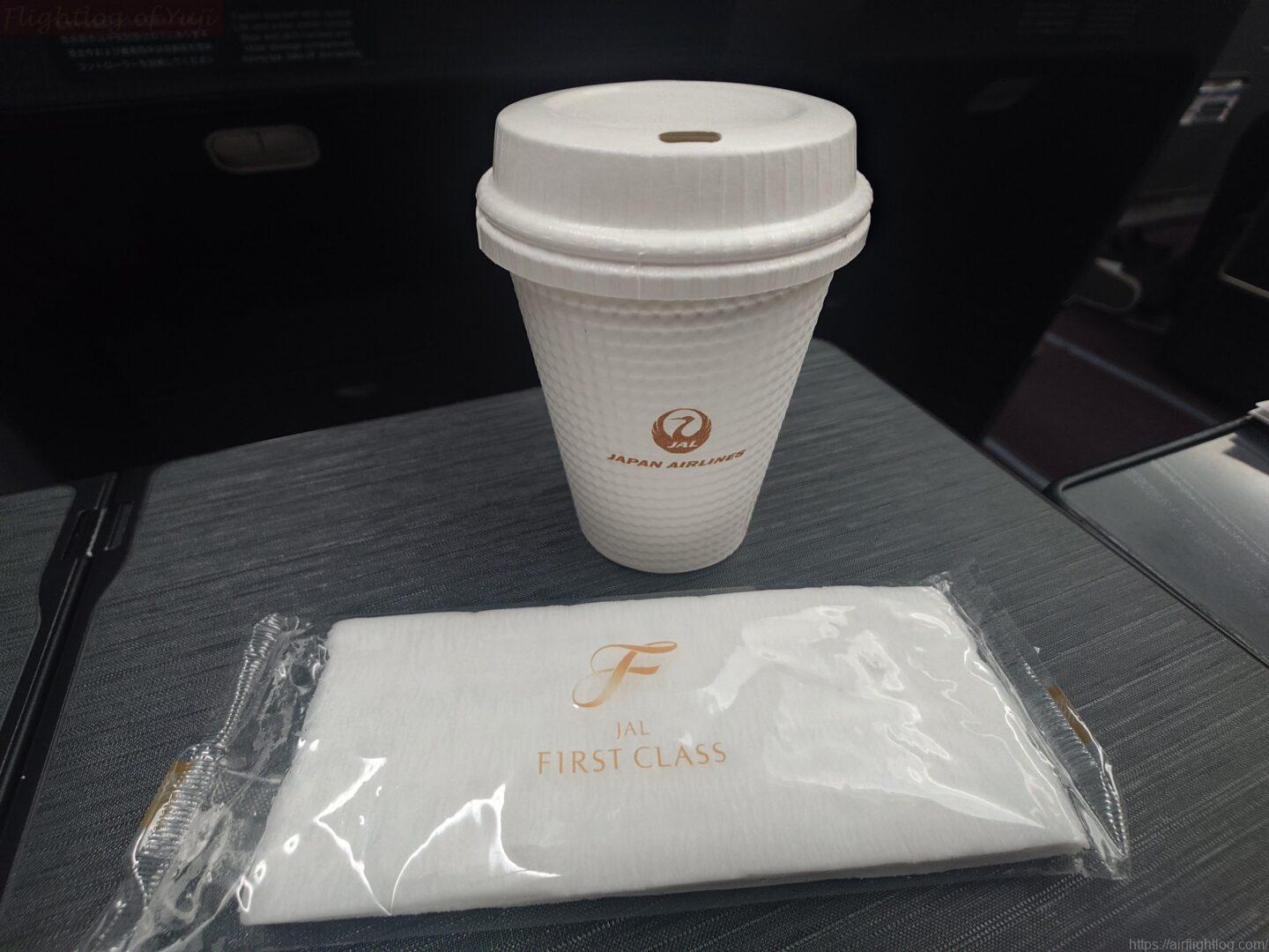 JAL国内線ファースト改定後の新千歳→羽田|空気は急ぐ最終便帯の上質なサービス