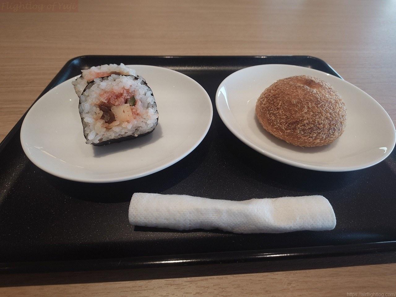 太巻き寿司とパンのお皿